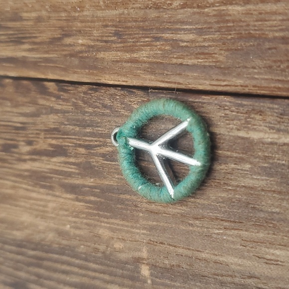 Green Threaded crystal peace sign pendant - Picture 2 of 3